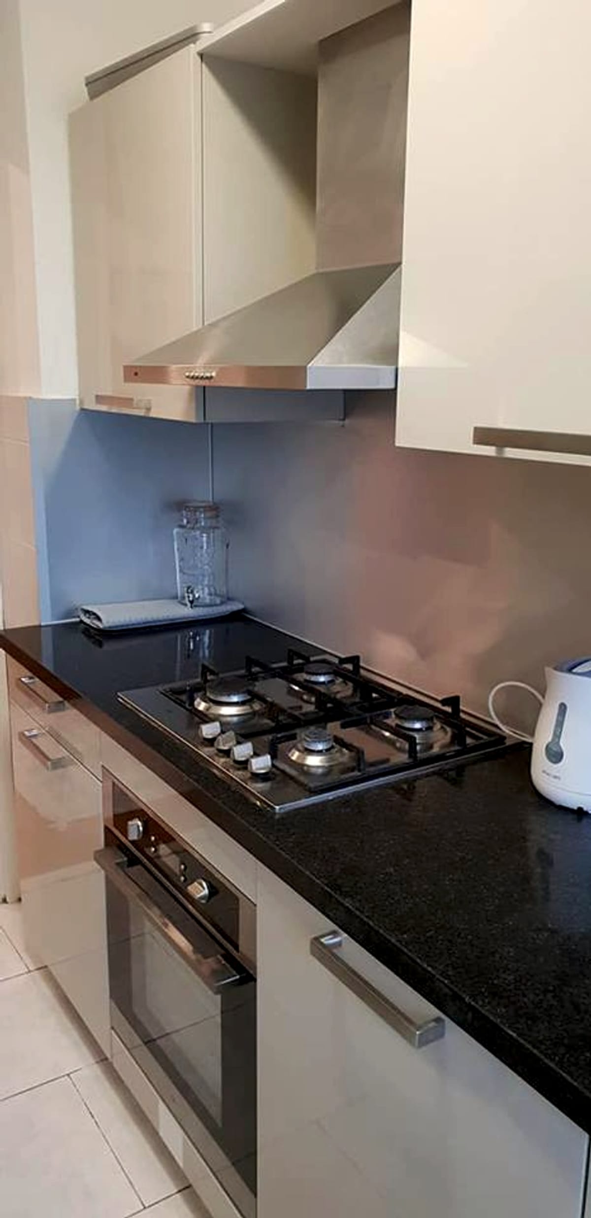 Fitted kitchen with gas hob, oven and extractor hood